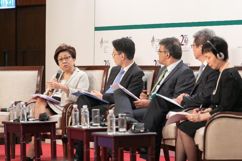 国际资本市场协会与香港金融管理局今日（六月十四日）在香港合办2018绿色及社会责任债券原则年度会员大会及会议。图示香港金融发展局主席史美伦（左一）在会议上主持一个关于香港和中国内地绿色债券市场发展的圆桌讨论。