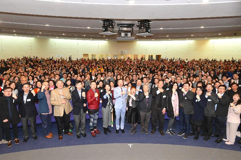 社会福利署署长叶文娟（前排左七）与安老事务委员会主席林正财医生（前排左八）今日（一月二十六日）在全城「认知无障碍」大行动暨「护老同行」计划焦点活动与其他嘉宾和参加者誓师，共同建立「认知无障碍」友善社区。