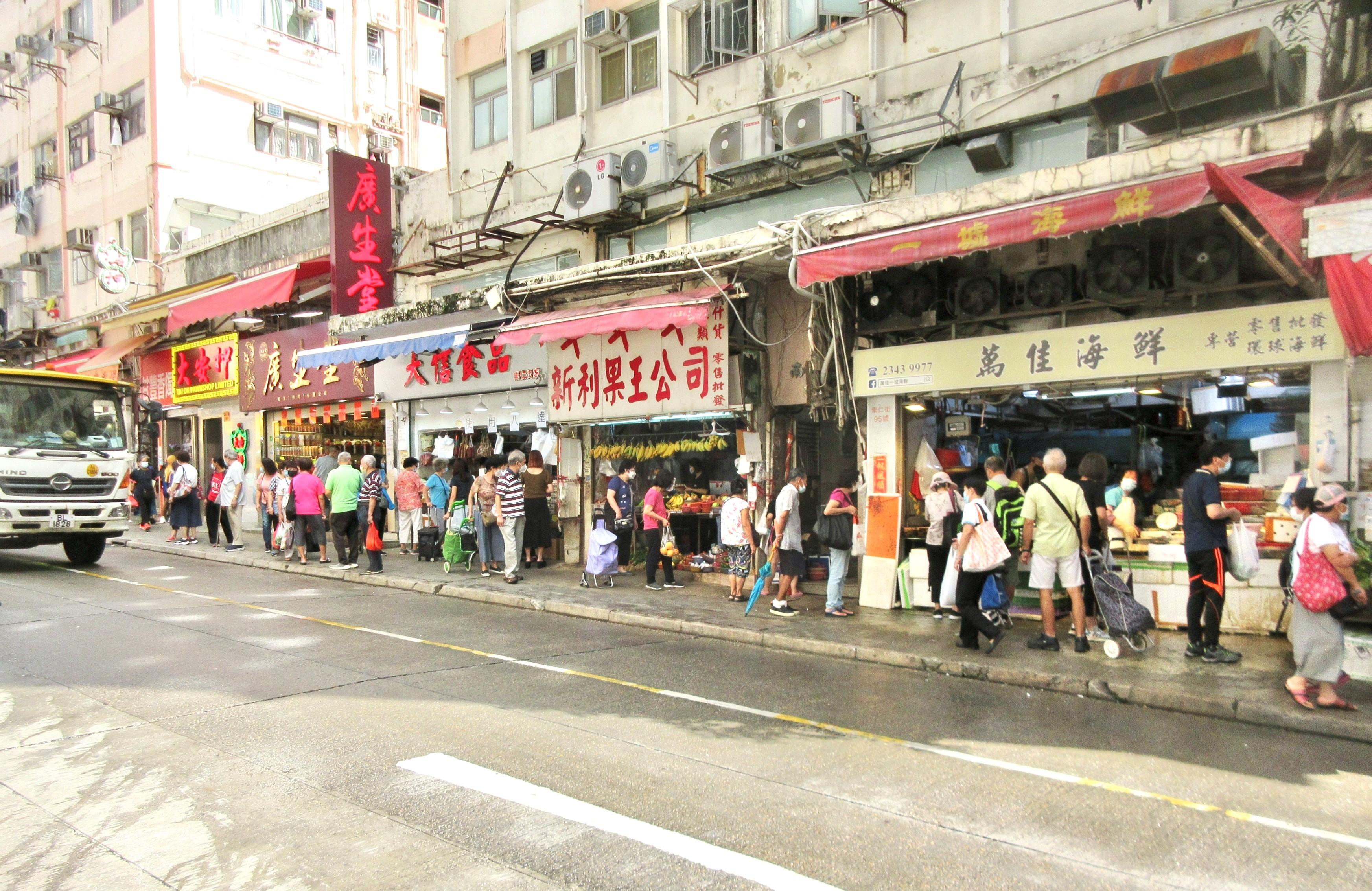 食物环境卫生署与香港警务处自十月三日起先后于各区展开连串严厉执法行动打击非法店铺阻街活动。图示观塘一条街道于昨日（十月七日）联合行动后的情况。