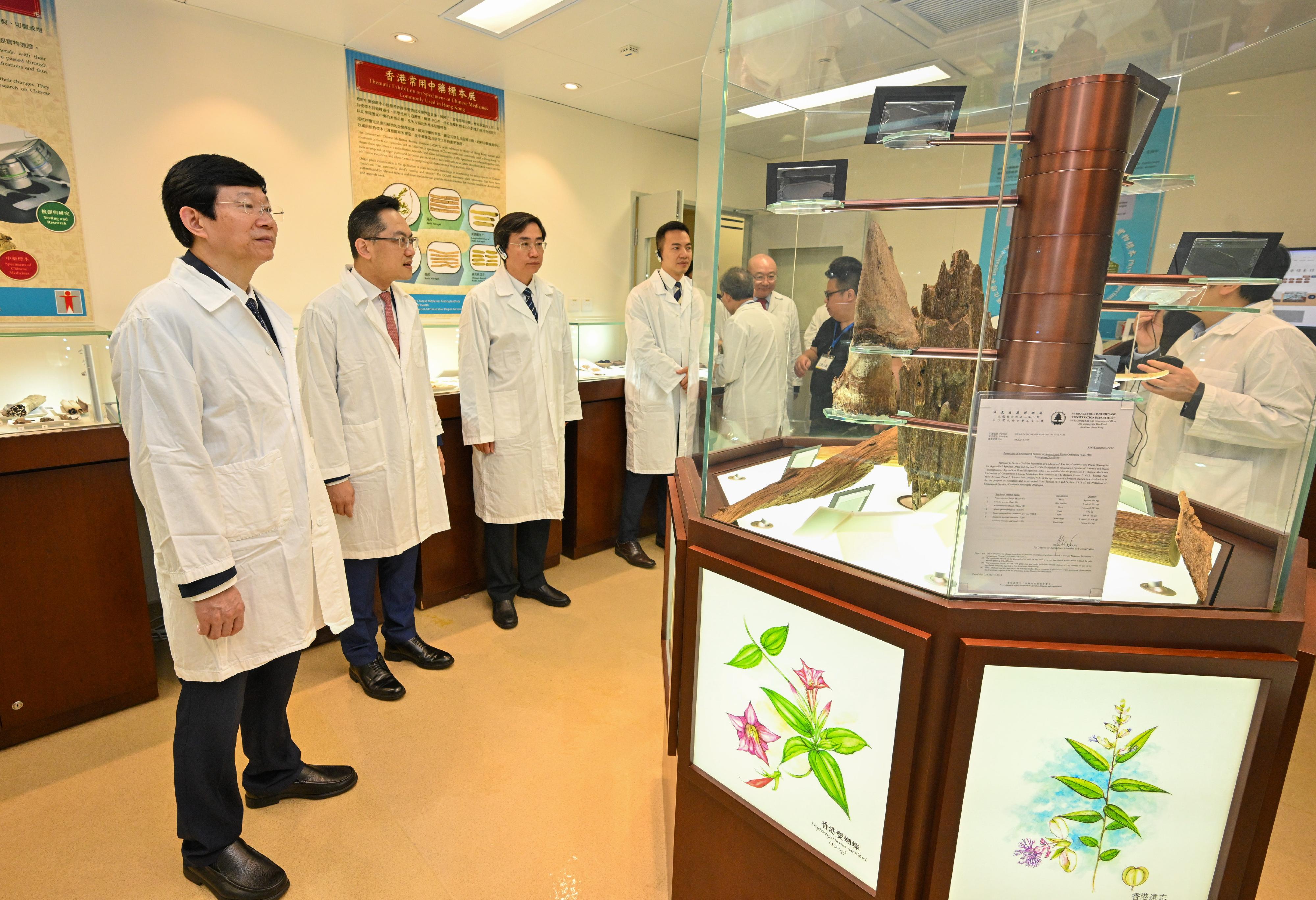 The Department of Health (DH) and National Institutes for Food and Drug Control today (May 9) signed the Co-operation Agreement on Research of Chinese Medicines Standards and on Chinese Medicines Herbarium. The Commissioner of the National Medical Products Administration, Mr Li Li (first left), accompanied by the Director of Health, Dr Ronald Lam (second left), visited the Government Chinese Medicines Testing Institute managed by the DH at the Hong Kong Science Park today.
