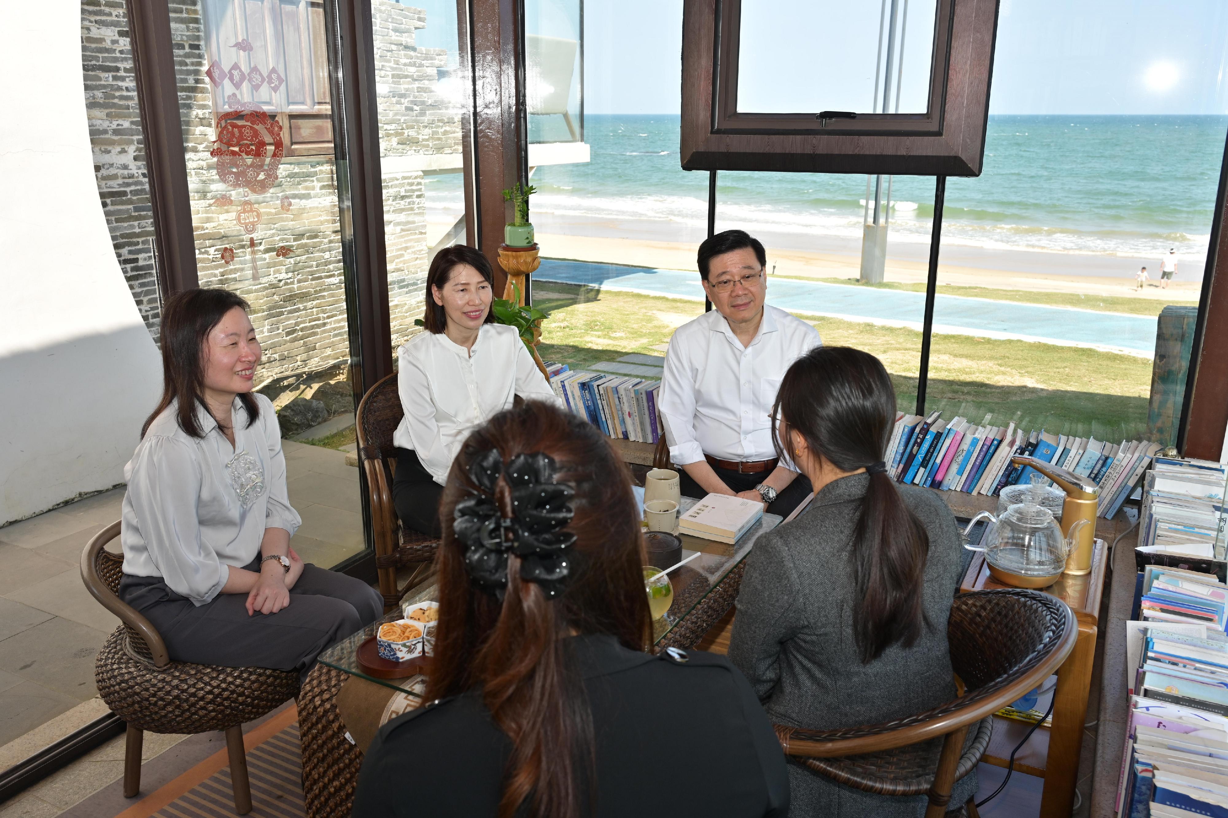 行政长官李家超今日（三月二十六日）继续在海南的访问行程。图示李家超（右二）与在海南创业及工作的香港青年交流。旁为行政长官办公室主任叶文娟（左二）和香港驻粤经济贸易办事处主任苏惠思（左一）。

