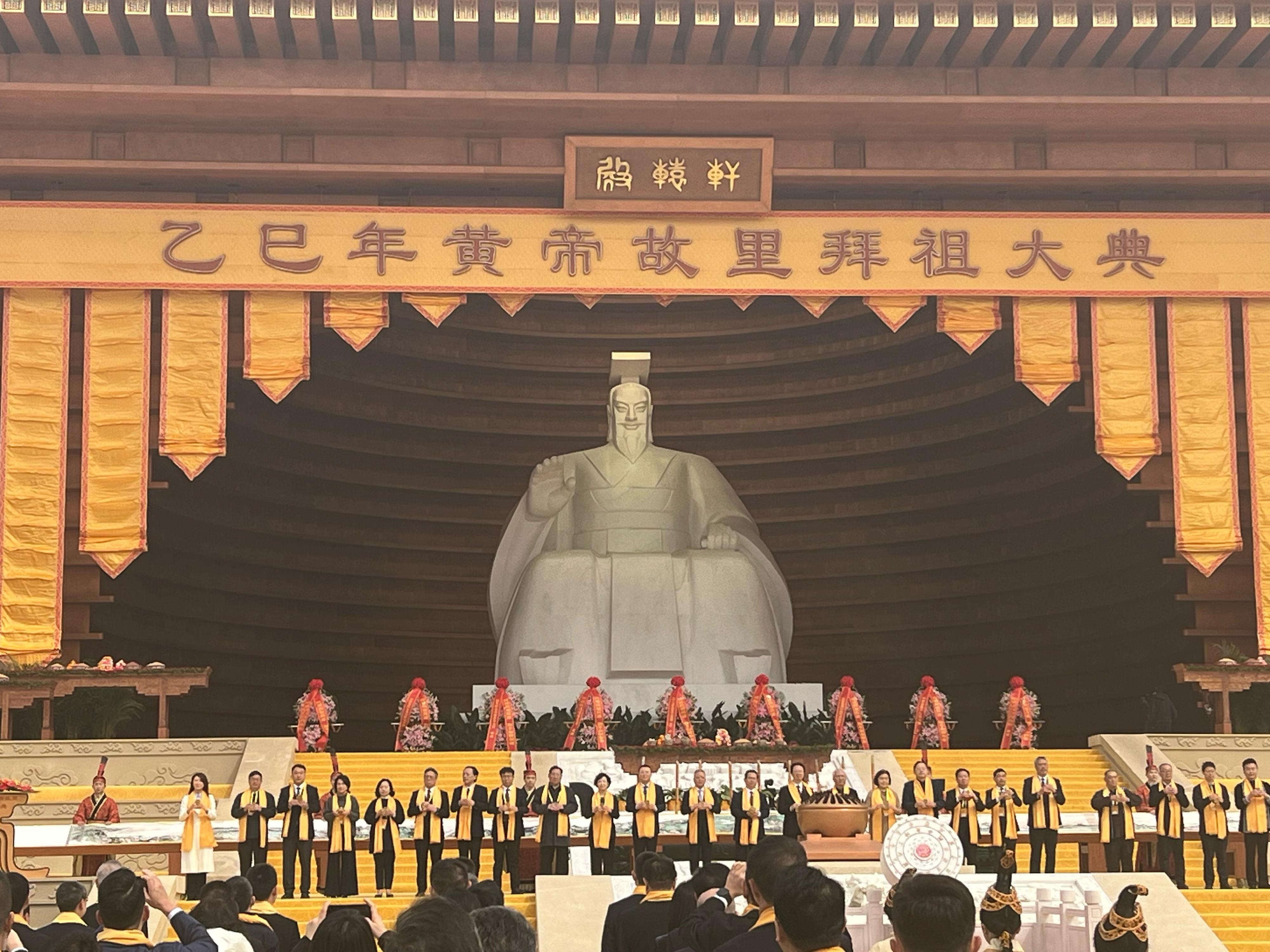 商務及經濟發展局局長丘應樺和民政及青年事務局局長麥美娟今日（三月三十一日）在河南省鄭州市代表香港特別行政區政府出席乙巳年黃帝故里拜祖大典。圖示丘應樺（左七）和麥美娟（左六）參加大典儀式。