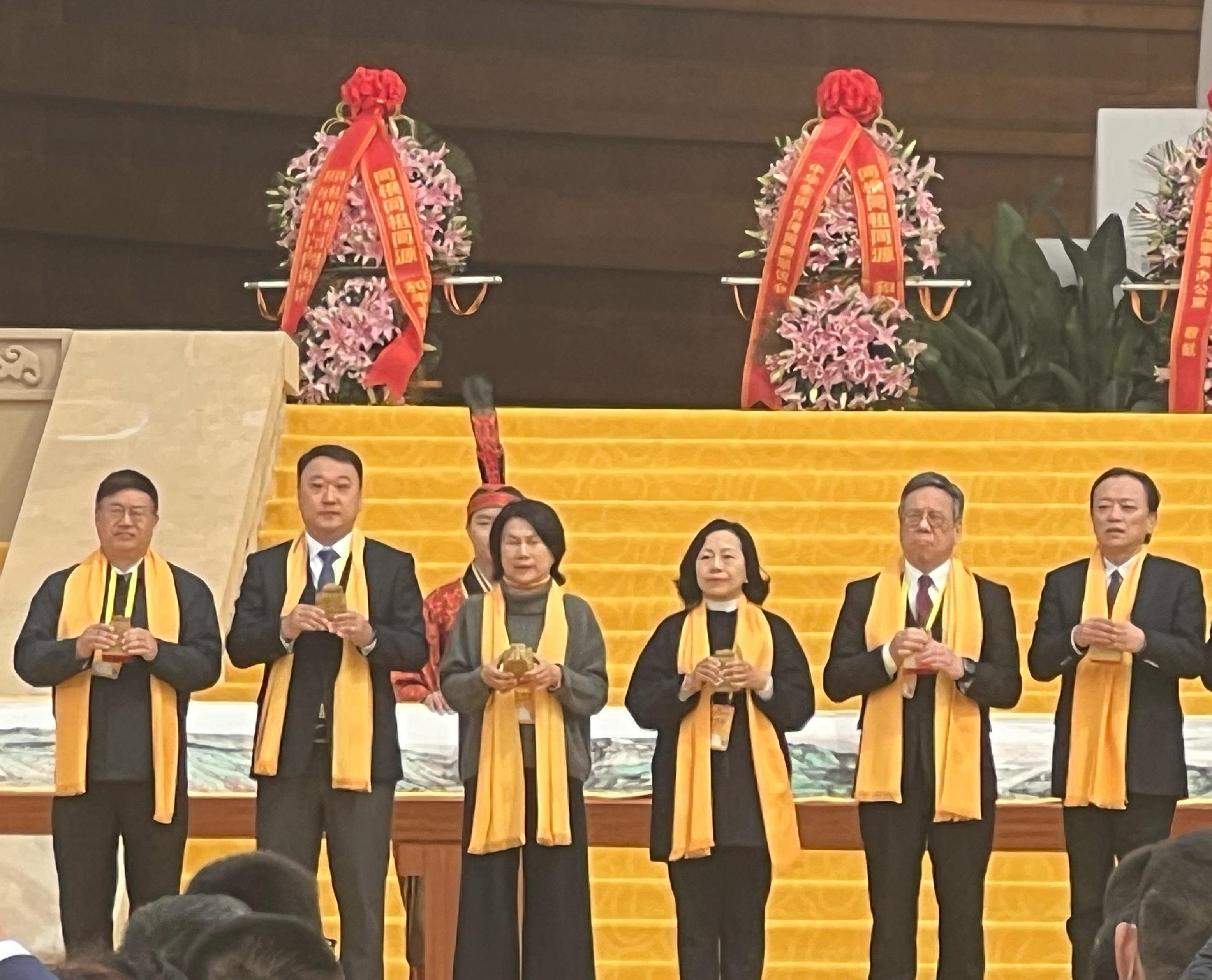 商務及經濟發展局局長丘應樺和民政及青年事務局局長麥美娟今日（三月三十一日）在河南省鄭州市代表香港特別行政區政府出席乙巳年黃帝故里拜祖大典。圖示丘應樺（右二）和麥美娟（右三）參加大典儀式。